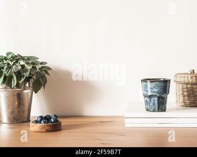 Home Stillleben von verschiedenen gestylten dekorative Elemente auf Holztisch gegen die weiße Wand. Vorderansicht. Speicherplatz kopieren Stockfoto