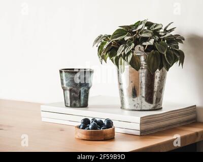 Home Stillleben von verschiedenen gestylten dekorative Elemente auf Holztisch gegen die weiße Wand. Vorderansicht. Speicherplatz kopieren Stockfoto