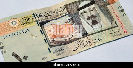 Saudi Arabia10 riyals Banknote, der Saudi riyal ist die Währung von Saudi-Arabien, selektiver Fokus von Saudi-Königreich zehn riyals Bargeld mit dem König Foto Stockfoto