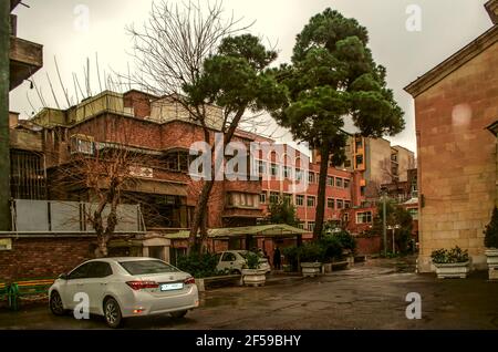 Teheran, Iran, Januar 06,2021:EIN gemütlicher Innenhof der Kirche St. Mary mit Blick auf die Backsteinfassade der armenischen Schule und das Museum der Künste und Stockfoto