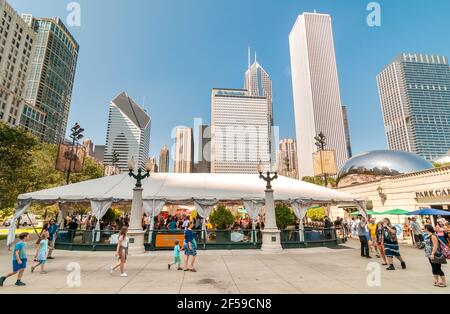 Chicago, Illinois, USA - 15. August 2014: Touristen besuchen den berühmten Millennium Park in der Innenstadt von Chicago. Stockfoto