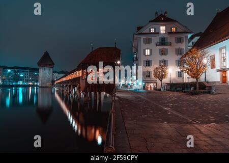 Luzern Kapellbrücke am Vierwaldstättersee bei Nacht - (Luzern) - Schweiz Stockfoto