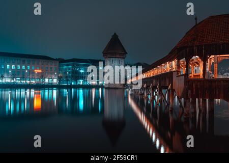 Luzern Kapellbrücke am Vierwaldstättersee bei Nacht - (Luzern) - Schweiz Stockfoto