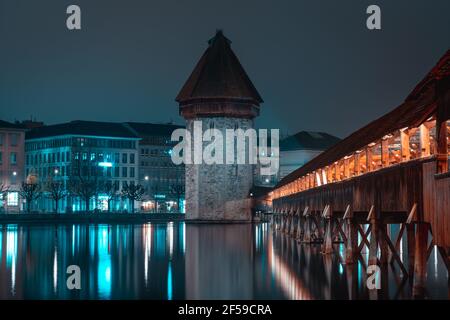 Luzern Kapellbrücke am Vierwaldstättersee bei Nacht - (Luzern) - Schweiz Stockfoto