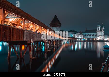 Luzern Kapellbrücke am Vierwaldstättersee bei Nacht - (Luzern) - Schweiz Stockfoto