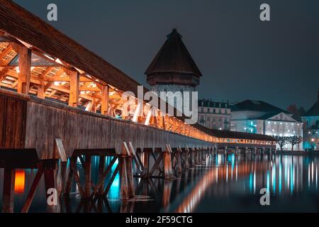 Luzern Kapellbrücke am Vierwaldstättersee bei Nacht - (Luzern) - Schweiz Stockfoto