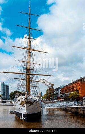 BUE, ARGENTINIEN - 13. Feb 2021: Foto aufgenommen in Puerto Madero, Buenos Aires Stockfoto