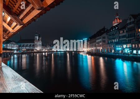 Luzern Kapellbrücke am Vierwaldstättersee bei Nacht - (Luzern) - Schweiz Stockfoto