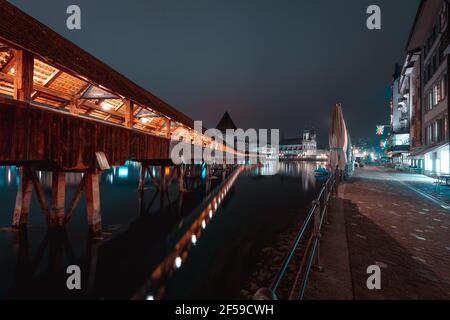 Luzern Kapellbrücke am Vierwaldstättersee bei Nacht - (Luzern) - Schweiz Stockfoto