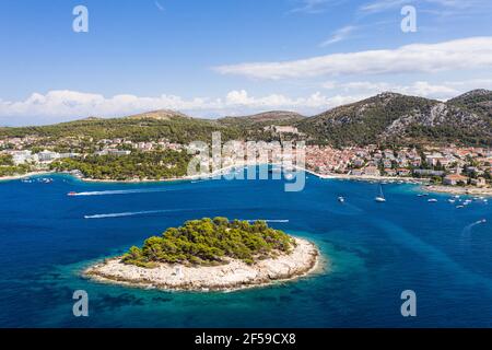 Atemberaubende Luftaufnahme der berühmten Insel Hvar und alt Stadt in Kroatien an einem sonnigen Sommertag Stockfoto