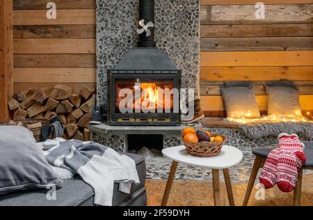 ZAGREB, KROATIEN - Jan 11, 2021: Gemütliches Wohnzimmer mit einem schönen Kamin. Couch, Couchtisch, keine Personen, innen, innen, Inneneinrichtung. Stockfoto