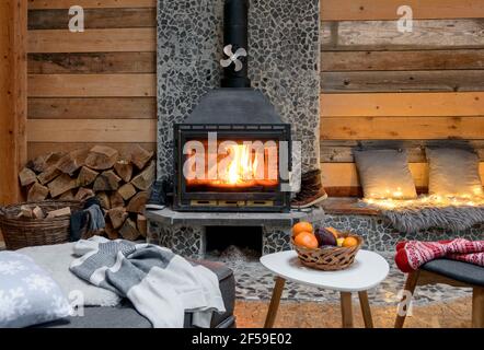 ZAGREB, KROATIEN - Jan 11, 2021: Gemütliches Wohnzimmer mit einem schönen Kamin. Couch, Couchtisch, keine Personen, innen, innen, Inneneinrichtung. Stockfoto