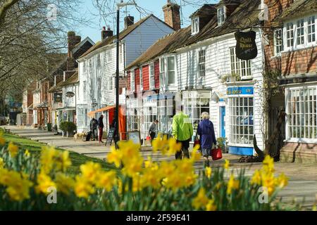 Tenterden, Großbritannien. 25th. März 2021. Leute, die die Frühlingssonne in Tenterden im Weald of Kent, Großbritannien, genießen. Kredit: Richard Crease/Alamy Live Nachrichten Stockfoto