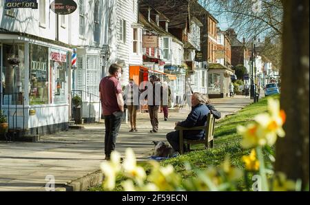 Tenterden, Großbritannien. 25th. März 2021. Leute, die die Frühlingssonne in Tenterden im Weald of Kent, Großbritannien, genießen. Kredit: Richard Crease/Alamy Live Nachrichten Stockfoto