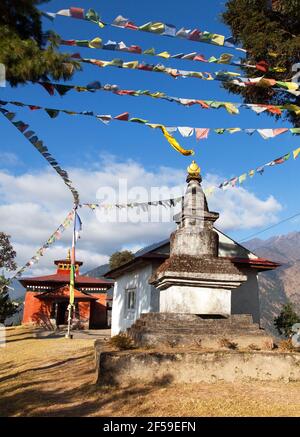 Bupsa Gompa Kloster und Stupa mit Gebetsfahnen in der Nähe von Lukla und Kharikhola Dorf, Khumbu Tal, Everest-Gebiet, Solukhumbu, Nepal Himalaya Stockfoto