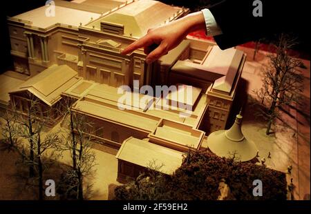 JOHN SIMPSON, EINER DER FÜHRENDEN ARCHITECS BEI DER SANIERUNG DER QUEENS GALERIE AM BUCKINGHAM PALACE, ZEIGT DIE BEREICHE, DIE IN DEN NÄCHSTEN DREI JAHREN VERBESSERT WERDEN. WIRD DURCH DAS GOLDENE JUBILÄUM DER KÖNIGINNEN VOLLENDET. Stockfoto