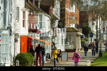 Tenterden, Großbritannien. 25th. März 2021. Leute, die die Frühlingssonne in Tenterden im Weald of Kent, Großbritannien, genießen. Kredit: Richard Crease/Alamy Live Nachrichten Stockfoto