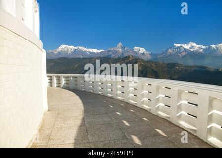 Annapurna Blick von der World Peace Pagode oder Stupa in der Nähe von Pokhara Stadt, Mount Annapurna Range, Nepal Himalaya Berge, Panoramablick Stockfoto