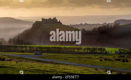 Carreg Cennen Castle hoch auf einem Hügel in der Nähe des Flusses Cennen im Dorf Trapp, vier Meilen südlich von Llandeilo in Carmarthenshire, South Wal Stockfoto