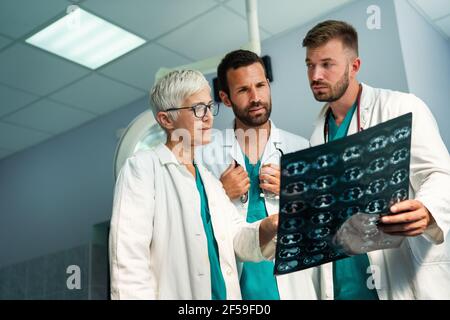 Gruppe von Radiologie Arzt Blick auf Röntgen und diskutieren sie. Stockfoto