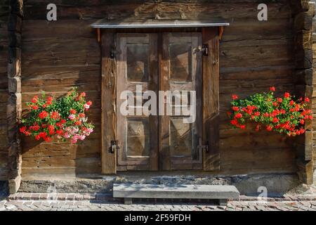 Geographie / Reisen, Schweiz, Eingang Holzhaus, Walliser Berghütte, Additional-Rights-Clearance-Info-not-available Stockfoto