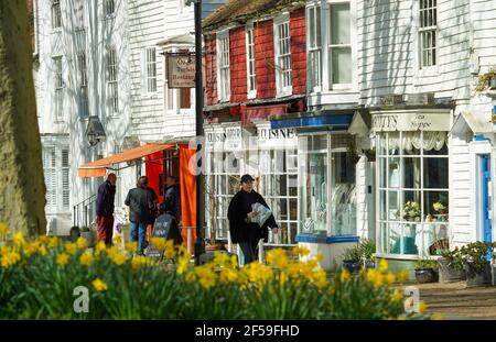 Tenterden, Großbritannien. 25th. März 2021. Leute, die die Frühlingssonne in Tenterden im Weald of Kent, Großbritannien, genießen. Kredit: Richard Crease/Alamy Live Nachrichten Stockfoto