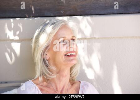 Nahaufnahme Porträt der schönen älteren Frau lächeln draußen suchen Entspannt Stockfoto