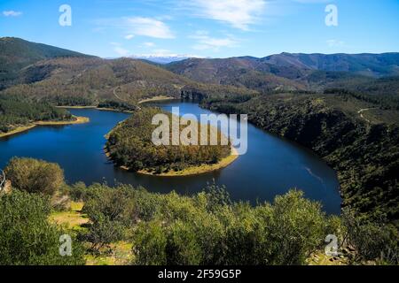 Mäander des Flusses Melero Alagón an einem sonnigen Tag, Las Hurdes, Extremadura, Spanien. Stockfoto