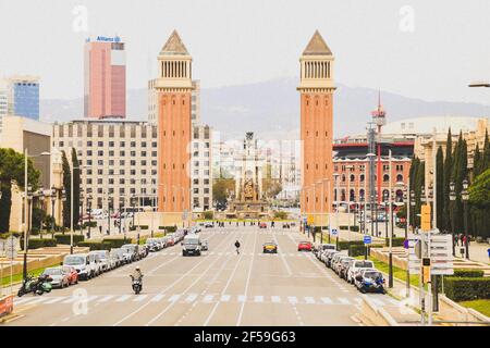 Blick auf die Avinguda de la Reina Maria Christina und 47m hohe venezianische Türme, Brunnen und Placa d'Espanya, Barcelona, Katalonien an sonnigen Tagen Stockfoto