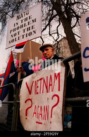 SERBISCHE ANTI-NATO-DEMONSTRATION 1999OPPOSITE. MÄRZ DOWNING STREET Stockfoto