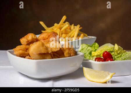 Frittierte Scampi (Garnelen) in Teig und Chips mit Salat Stockfoto