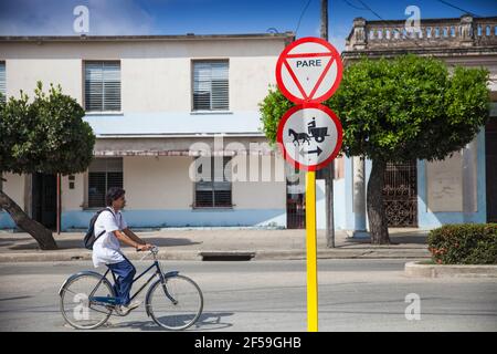 Cuba, Camaguey, Camaguey Provinz, Pferd und Wagen Straßenschild auf Avenue de los Martyres Stockfoto