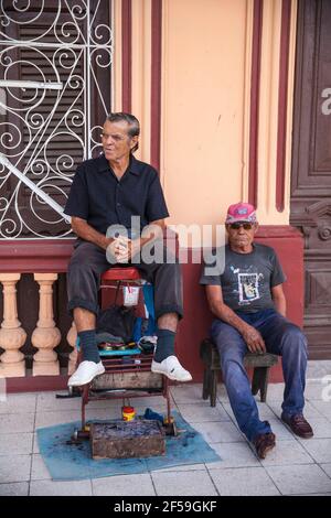 Kuba, Provinz Camaguey, Camaguey, Avenue de los Martyres, Shoe Shine Men Stockfoto