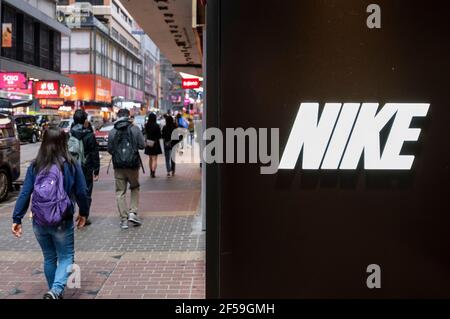 Hongkong, China. März 2021, 25th. Fußgänger gehen an der amerikanischen multinationalen Sportbekleidungsmarke, dem Nike Store und seinem Logo in Hongkong vorbei. (Foto von Budrul Chukrut/SOPA Images/Sipa USA) Quelle: SIPA USA/Alamy Live News Stockfoto