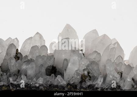 Quarzkristalle isoliert auf weißem Hintergrund Stockfoto