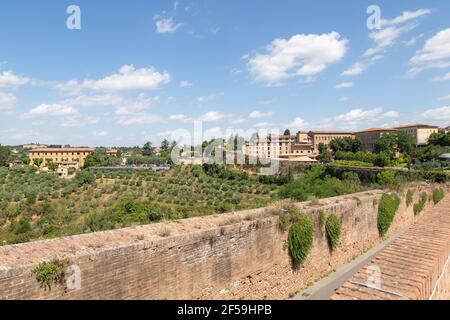 San Gimignano, Toskana, Italien: Landschaft der Hügelstadt und der Landschaft mit Weinbergen Stockfoto