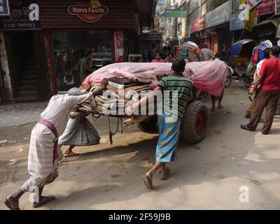 Lederarbeiter schieben Karren im Distrikt Hazaribagh, Dhaka, Bangladesch Stockfoto