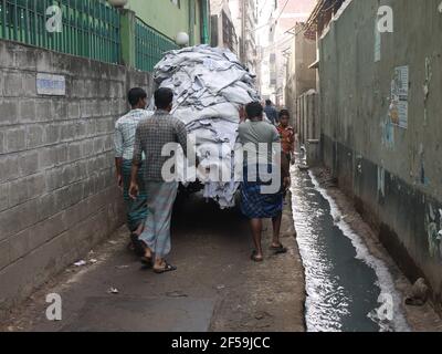 Lederarbeiter schieben Karren im Distrikt Hazaribagh, Dhaka, Bangladesch Stockfoto