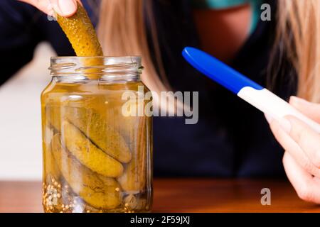 Frau tut Outdoor Stretching mit ihrem persönlichen Trainer auf einem Toller Sommertag Stockfoto