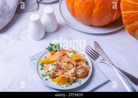 Kürbis gefüllt mit Garnelen und Käse, ganz gebacken. Traditionelles brasilianisches Gericht. Nahaufnahme. Stockfoto