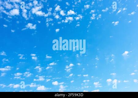 Blauer Himmel mit kleinen weißen Wolken. Hintergrund mit Platz für Ihren eigenen Text Stockfoto