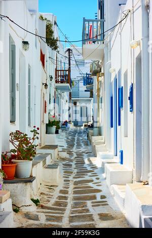 Typische Straße in Chora Stadt auf Mykonos Insel. Griechenland, griechische Architektur, Stadtbild Stockfoto
