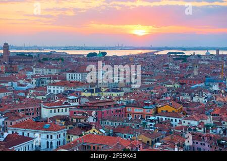 Venedig bei Sonnenuntergang, Italien. Landschaftlich schöner Blick von oben, Panorama der Stadt Stockfoto