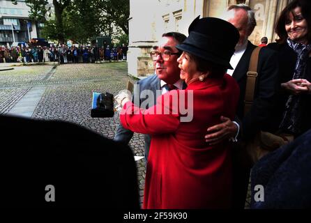 RONNIE CORBETT TEILT EINEN WITZ MIT HARRY SECOMBE, S WITWE AM ENDE SEINES GEDENKGOTTESDIENSTES IN WESTMINSTER ABBEY. 26/10/01 PILSTON Stockfoto