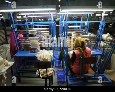 Arbeiter des Bekleidungssektors auf einer Strickmaschine in Bangladesch In einer Fabrik in Dhaka Stockfoto