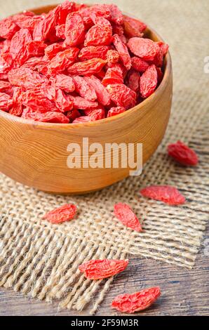 Getrocknete chinesische Wolfbeeren oder Goji-Beeren in Holzbecher. Stockfoto