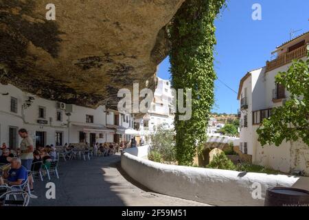 SETENIL DE LAS BODEGAS, SPANIEN - 26. August 2020: Setenil de las Bodegas. Grazalema. Typisch weißes Dorf von Spanien in der Provinz Cadiz in Andalusien, Stockfoto