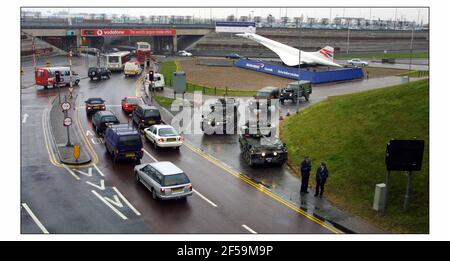 Militärfahrzeuge und Soldaten sorgen für die Polizeisicherheit in Heathrow Flughafen David Sandison 11/2/2003 Stockfoto