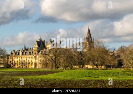 Oxford, UK 22 Nov 2020: Landschaftsansicht der Christ Church University von den Wiesen, beliebter Touristenort in schönem sonnigen und bewölkten Himmel, Sandstein Stockfoto