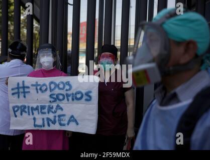 Mexiko-Stadt, Mexiko. März 2021, 24th. MEXIKO-STADT, MEXIKO - MÄRZ 24: Zahnärzte, nehmen an einem Protest, um Covid-19-Impfstoff zu fordern, weil sie noch nicht eine Dosis gegen das neue Coronavirus geimpft erhalten, Zahnärzte fordern an die Behörden, als erste-line-Ärzte für gelten die Vorteile des Impfprogramms. Am 24. März 2021 in Mexiko-Stadt, Mexiko. (Foto von Eyepix/Sipa USA) Quelle: SIPA USA/Alamy Live News Stockfoto